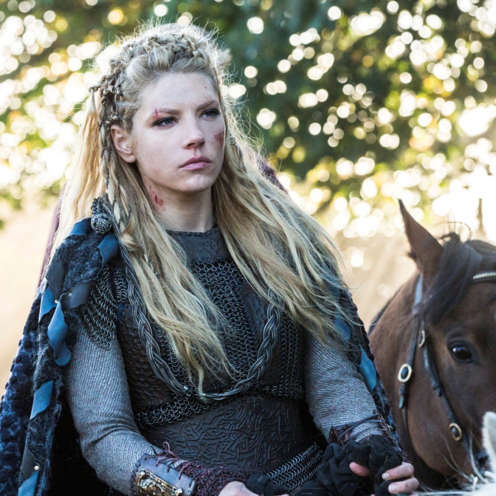 Девушка викинг на коне