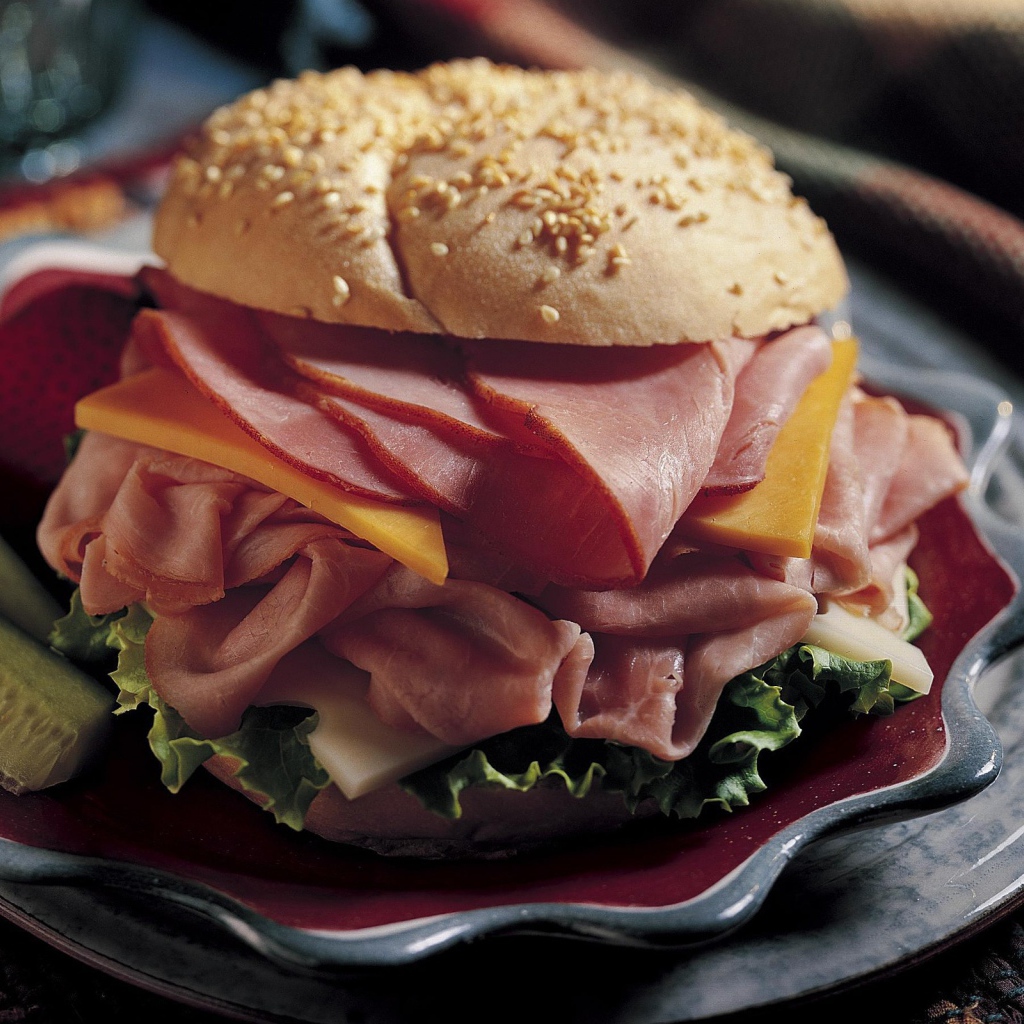 Аппетитный гамбургер с ветчиной