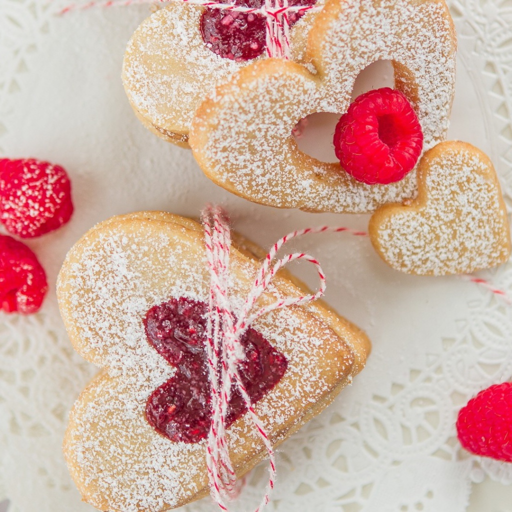 Печенье с малиной и сахарной пудрой