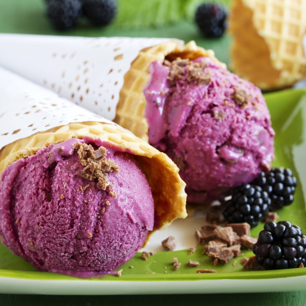 Мороженое из ежевики в вафельном рожке