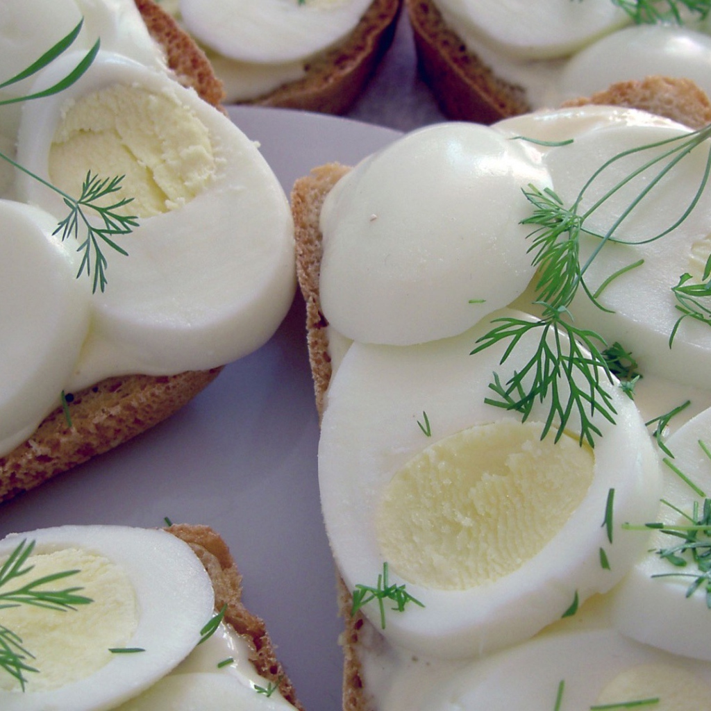 Вареные яйца с хлебом и укропом