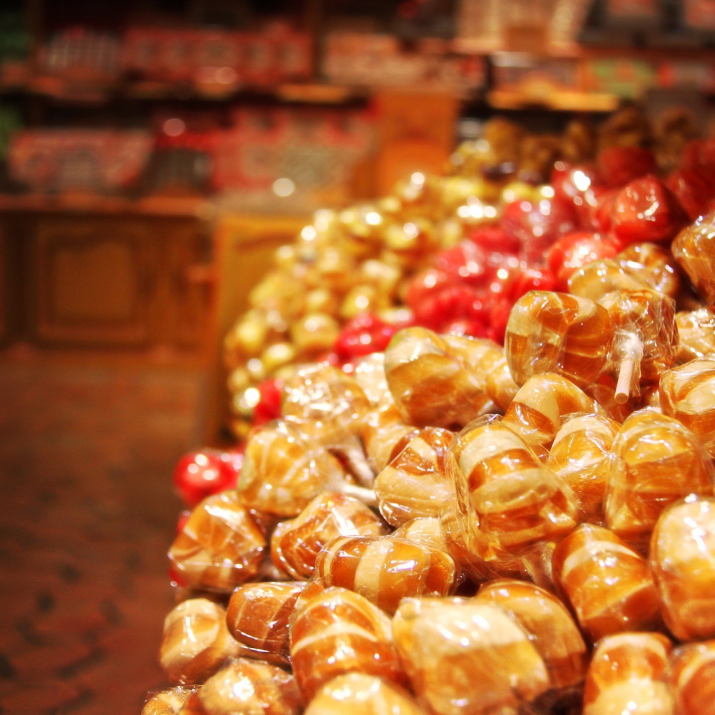 Конфеты на прилавке в магазине