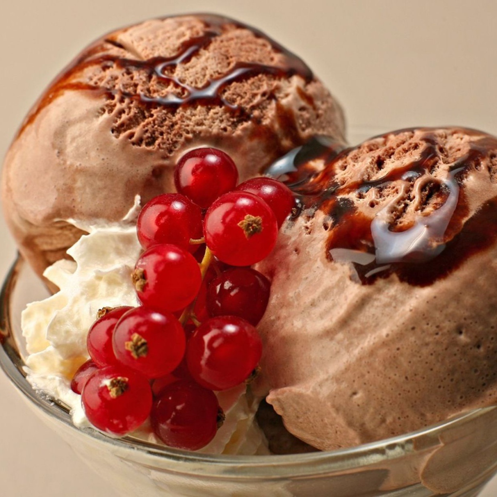 Шоколадное мороженое со смородиной