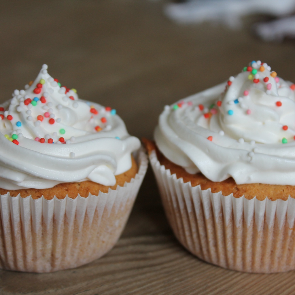 Кексы с кремом и посыпкой