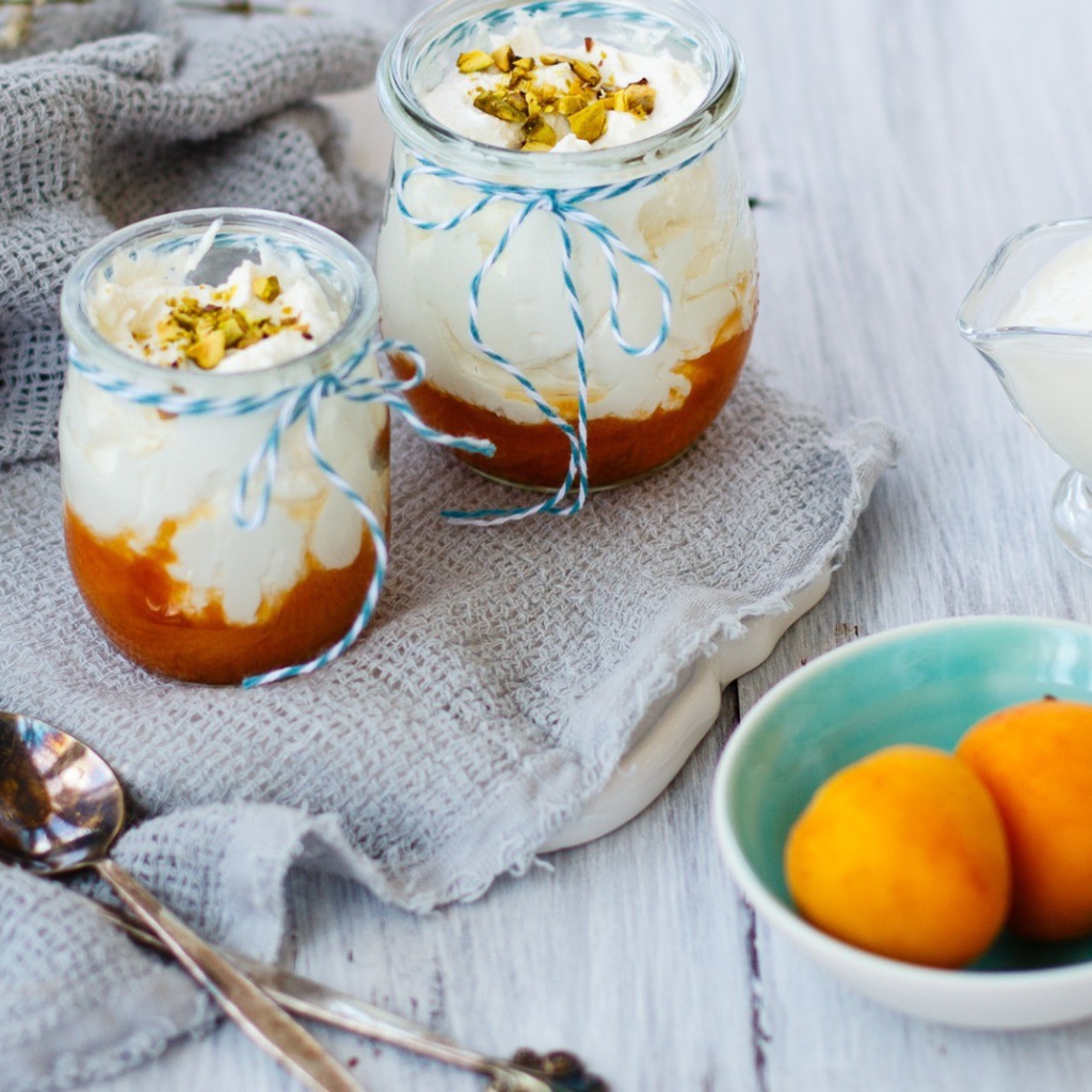 Десерт из взбитых сливок и персикового джема