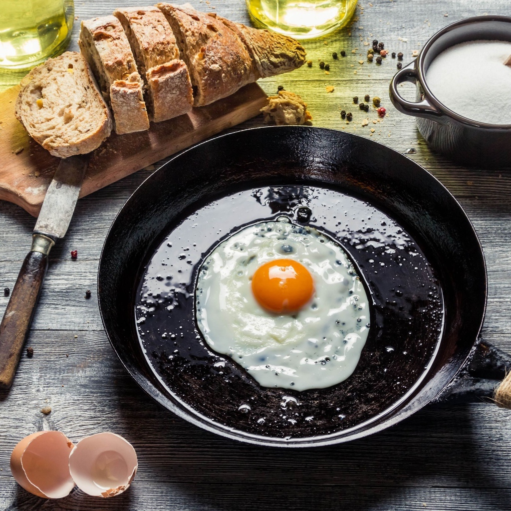 Глазунья с хлебом на завтрак