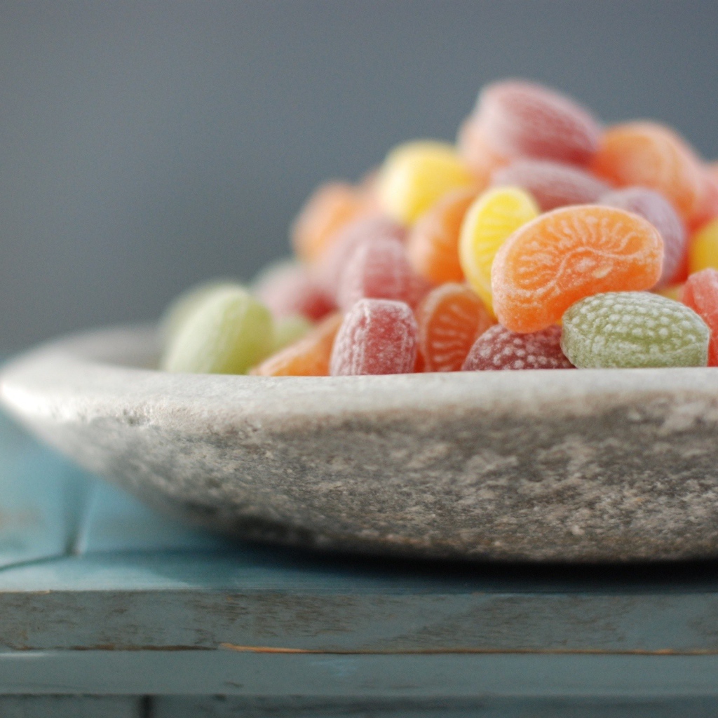 Фруктовые леденцы в каменном блюде