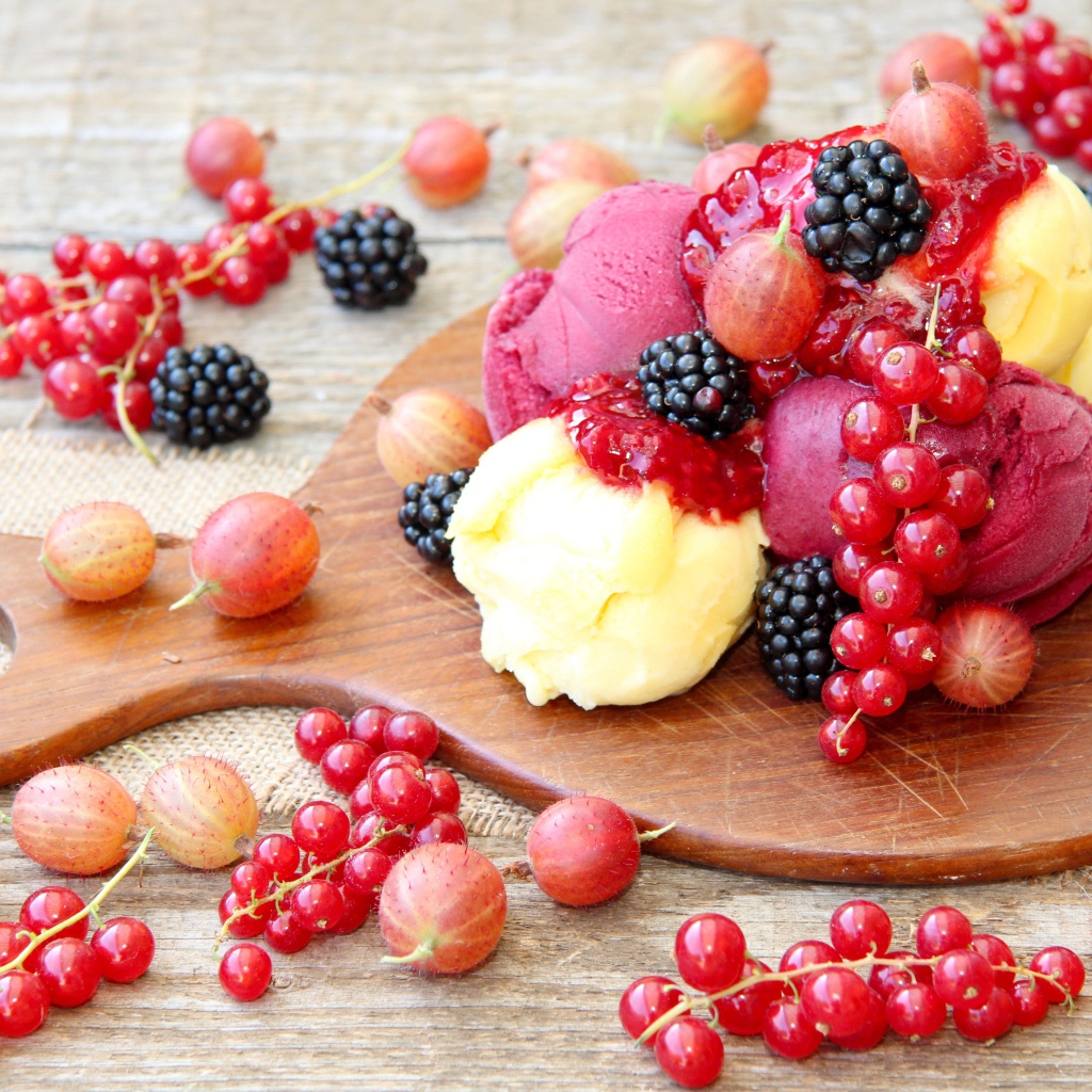 Мороженое и ягоды на разделочной доске