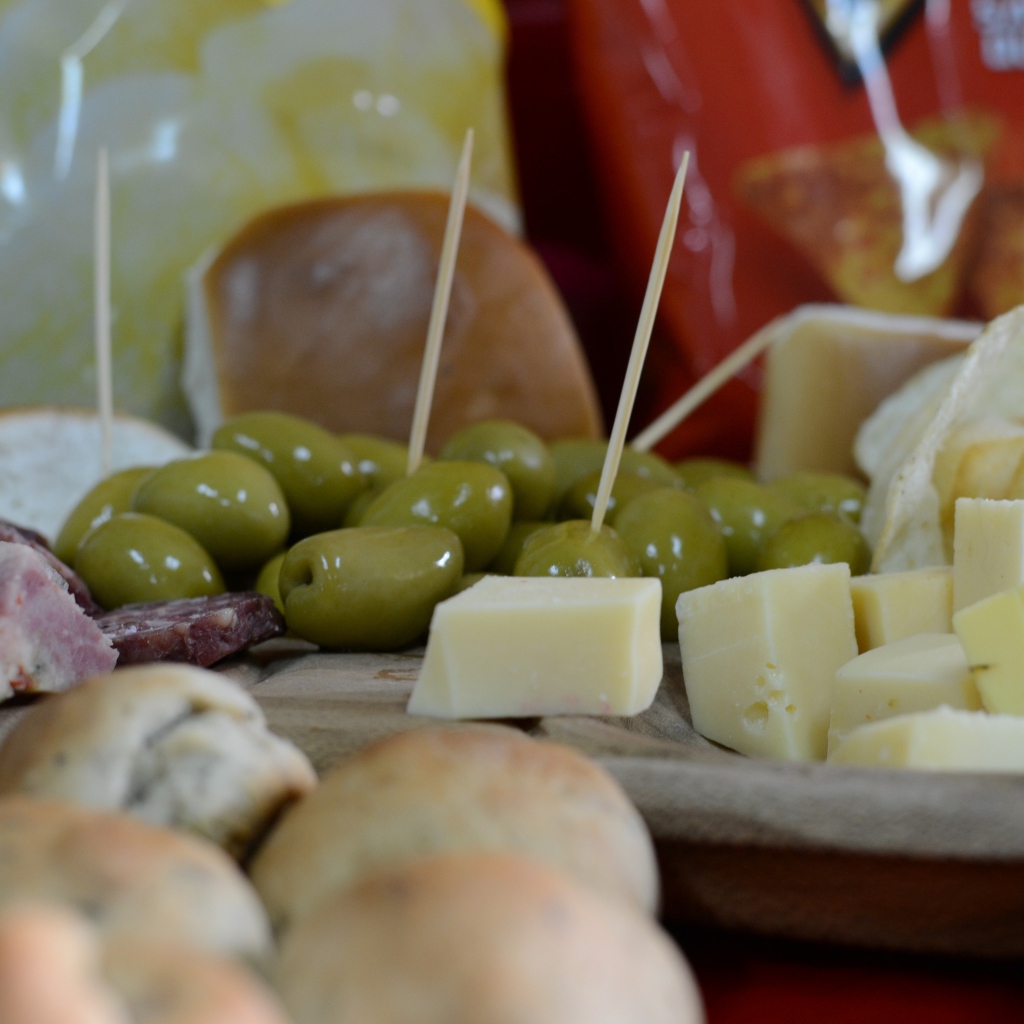 Кусочки сыра и оливки в качестве закуски
