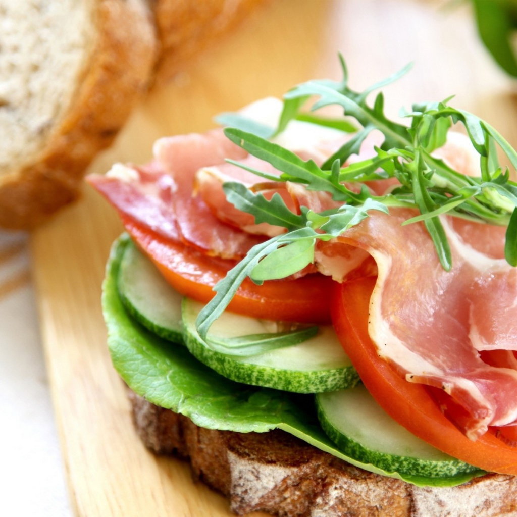 Бутерброд со свежими овощами и ветчиной