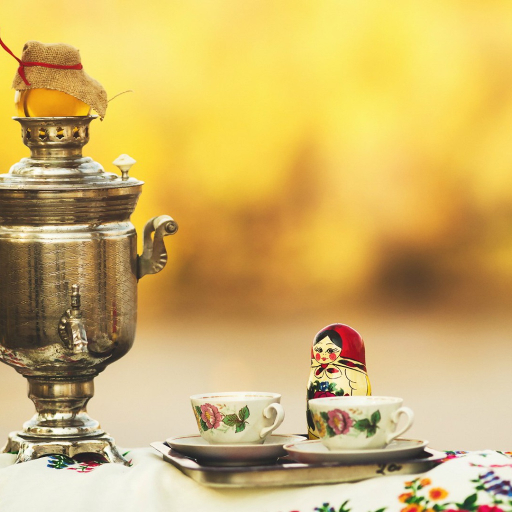 Чаепитие с русским самоваром