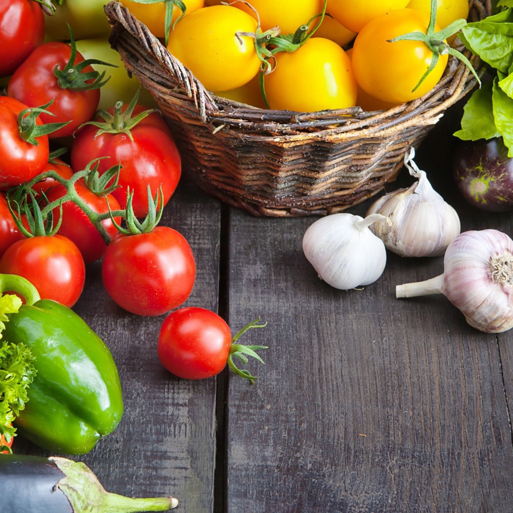 Овощи на деревянном столе