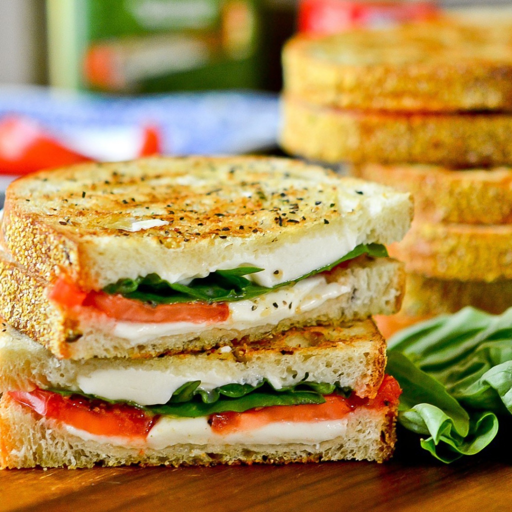 Теплые бутерброды с сыром и овощами