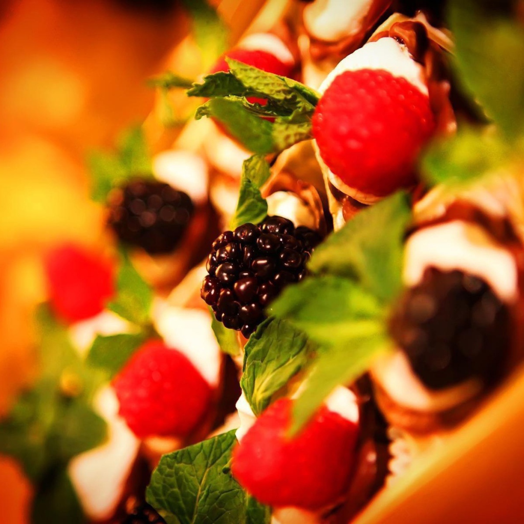 Ягоды среди листьев мяты