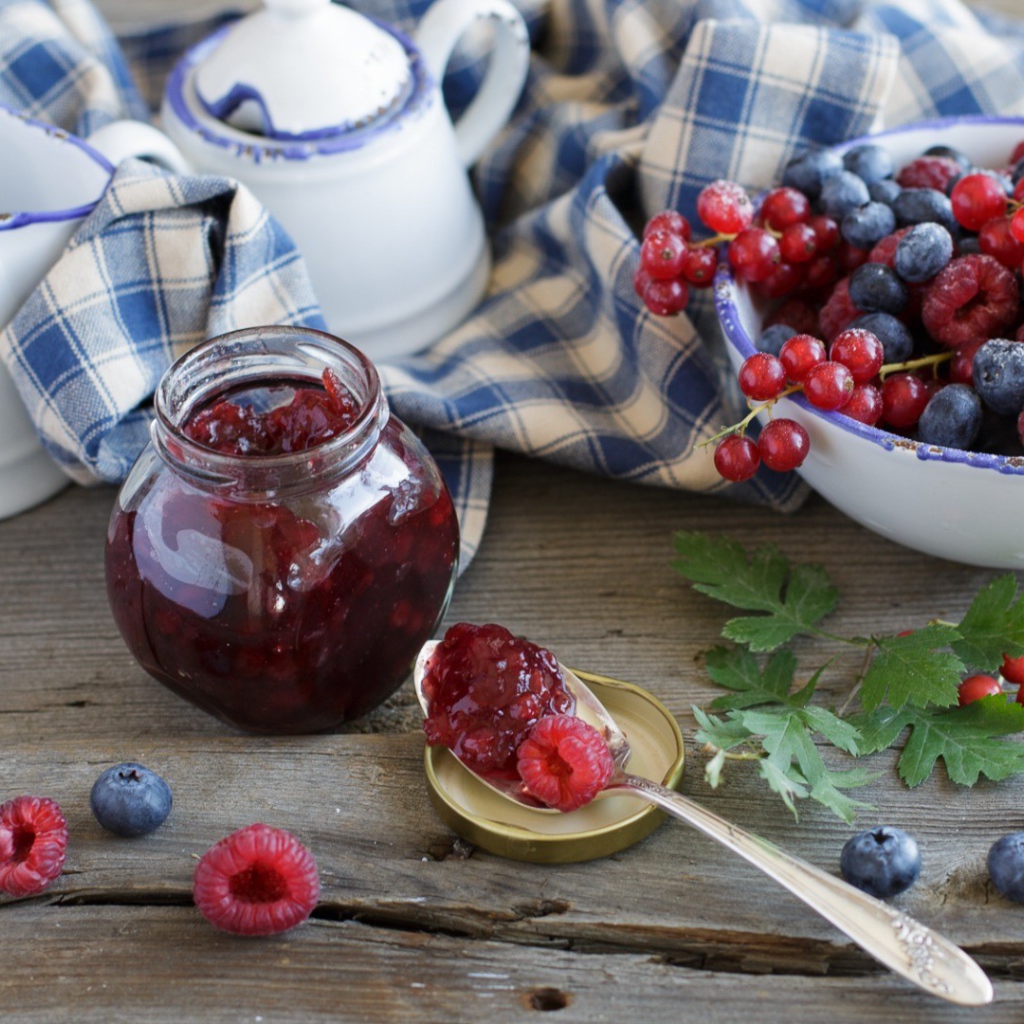 Миска ягод и варенье из них