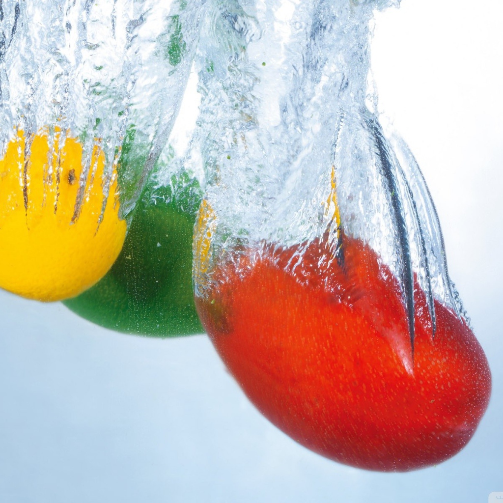 Яркие фрукты в воде