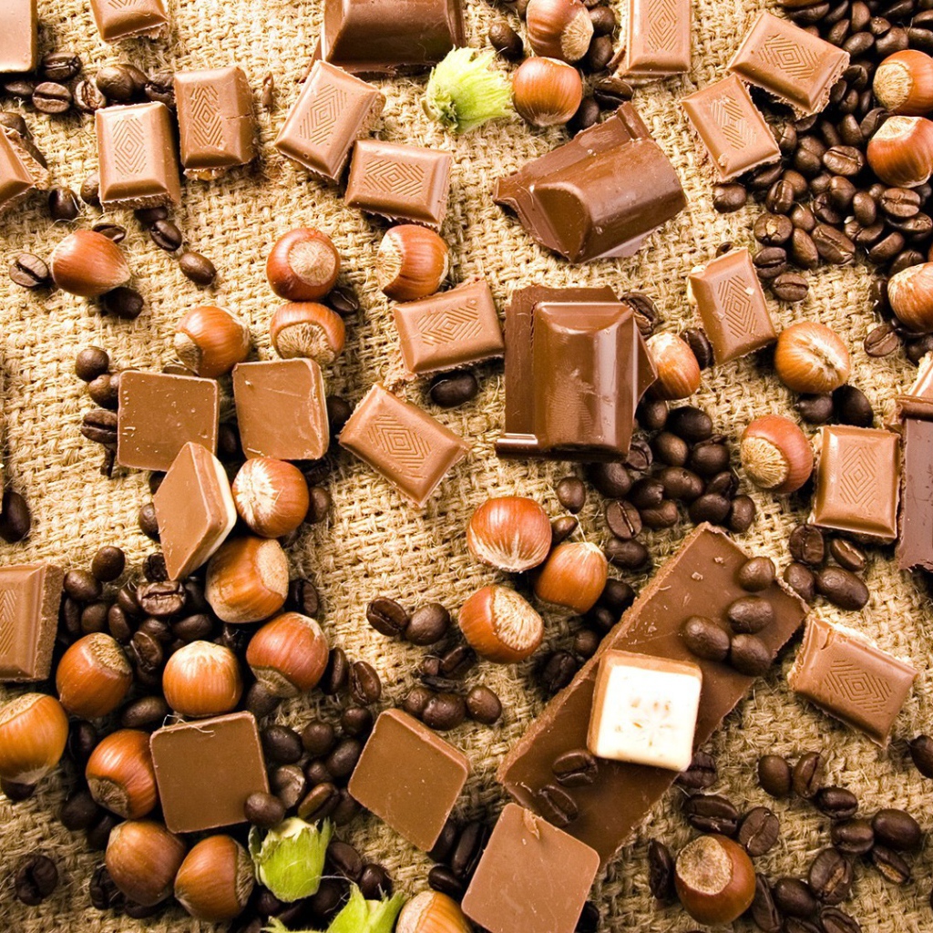 Шоколад и орехи на мешковине