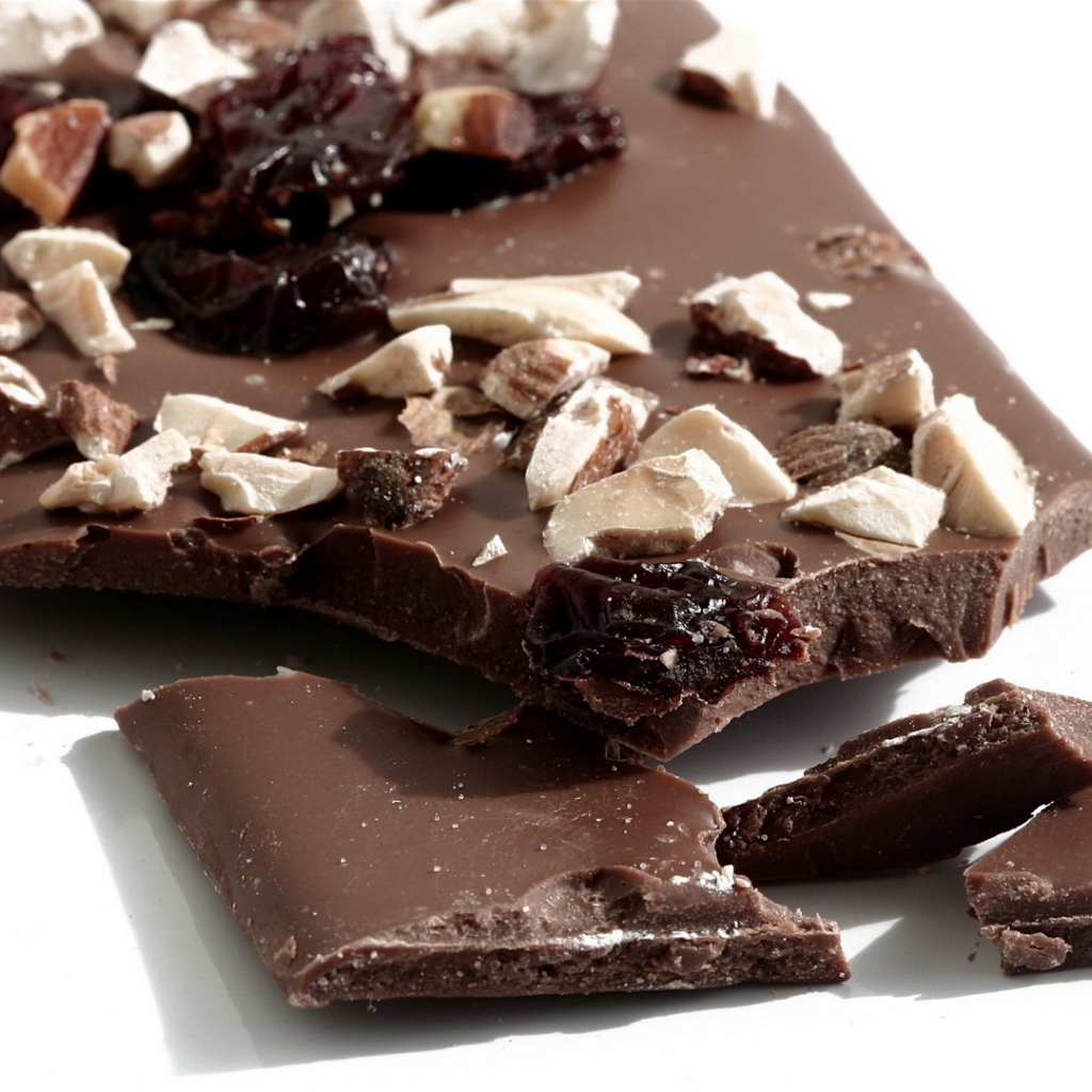 Шоколад с орехами и сухофруктами