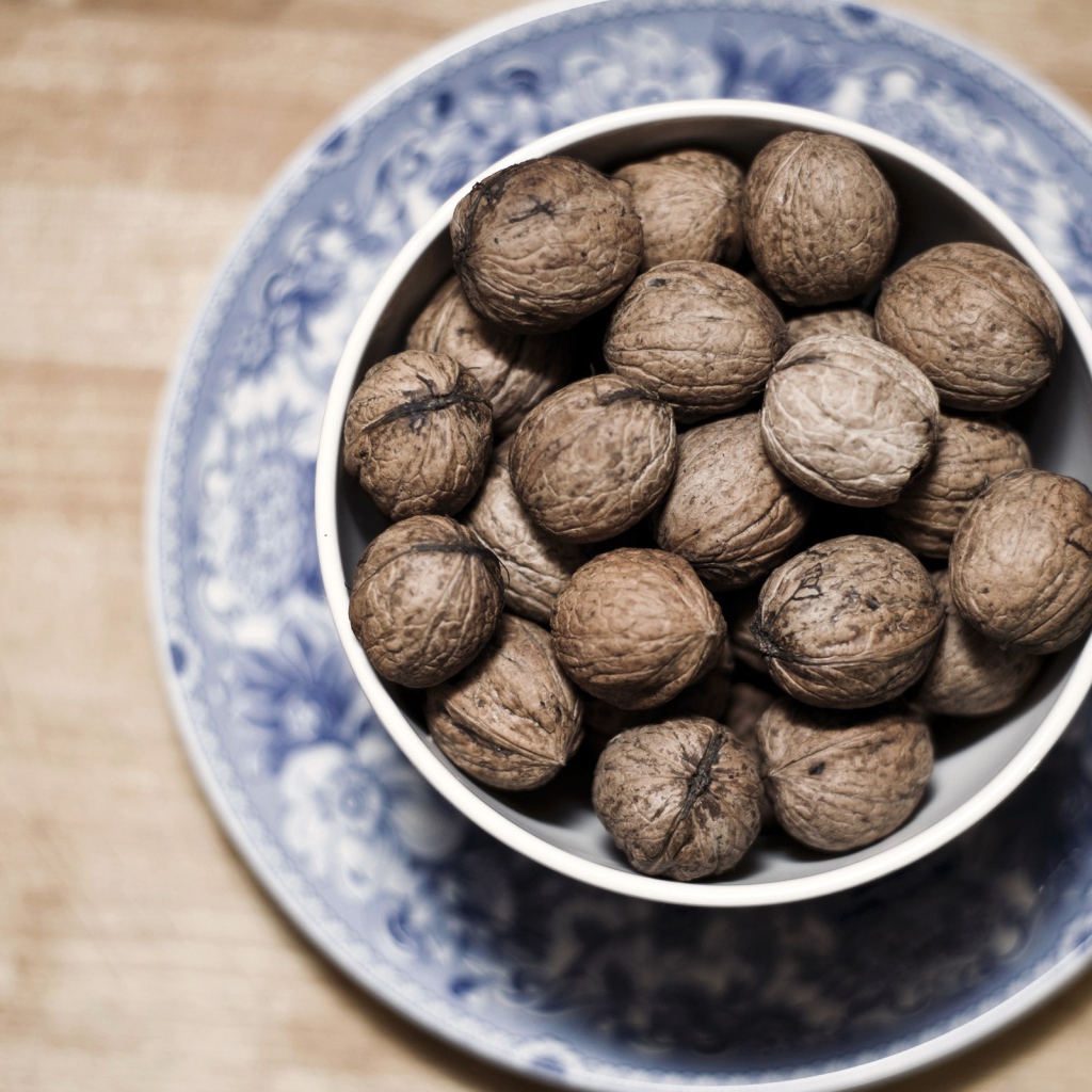 Чашка с грецкими орехами