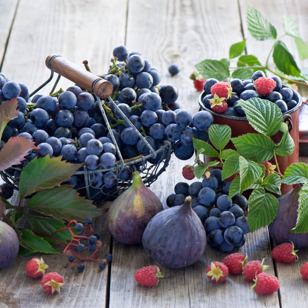 Инжир с ягодами