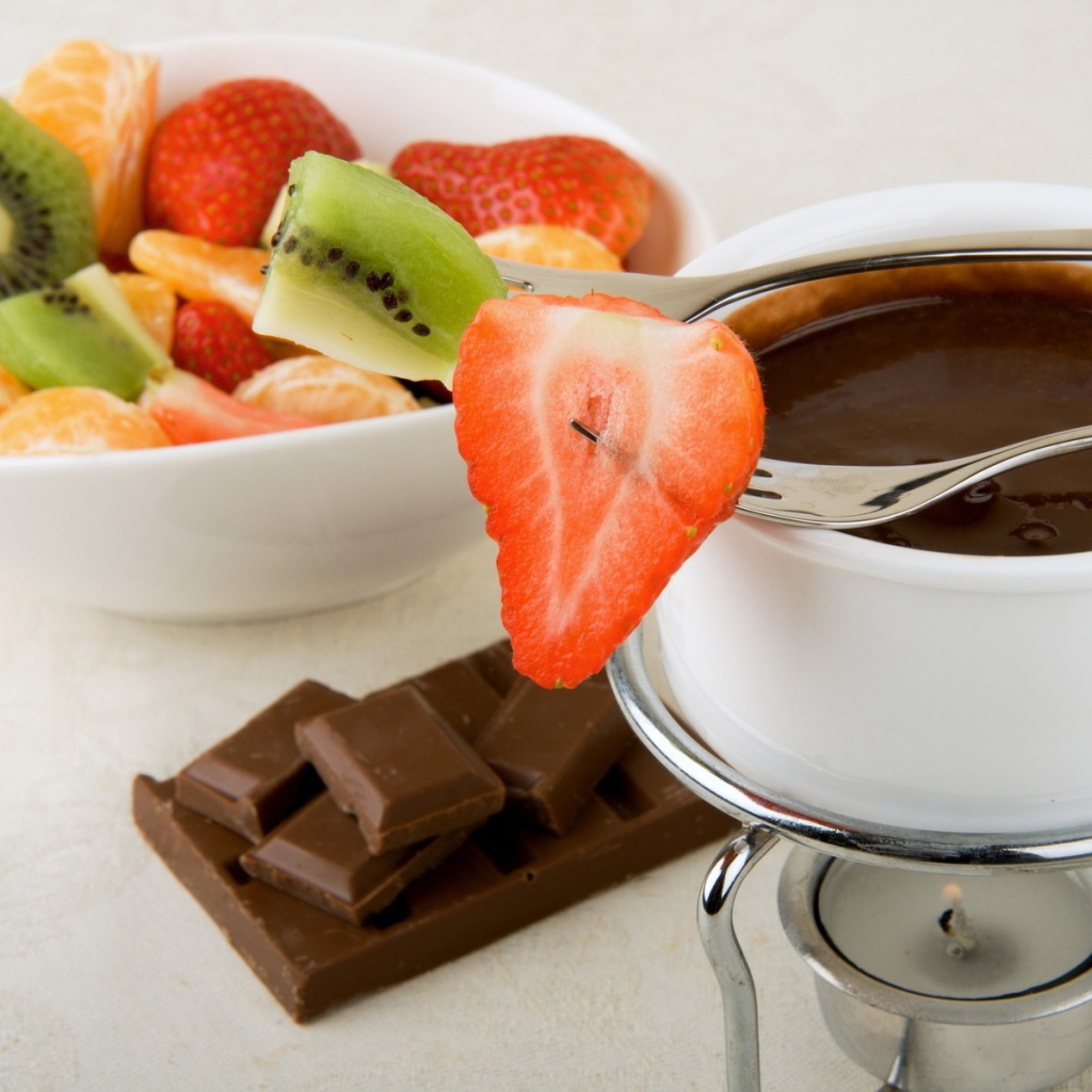 Кусочки фруктов с расплавленным шоколадом