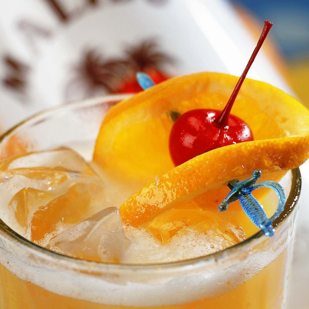 Фрукты на шпажке в молочном коктейле