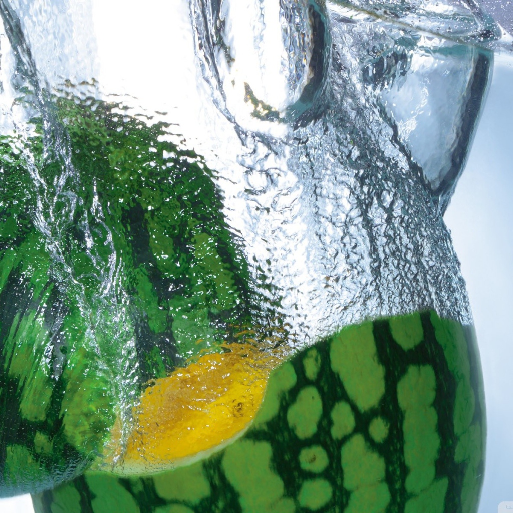 Половинки арбуза в воде