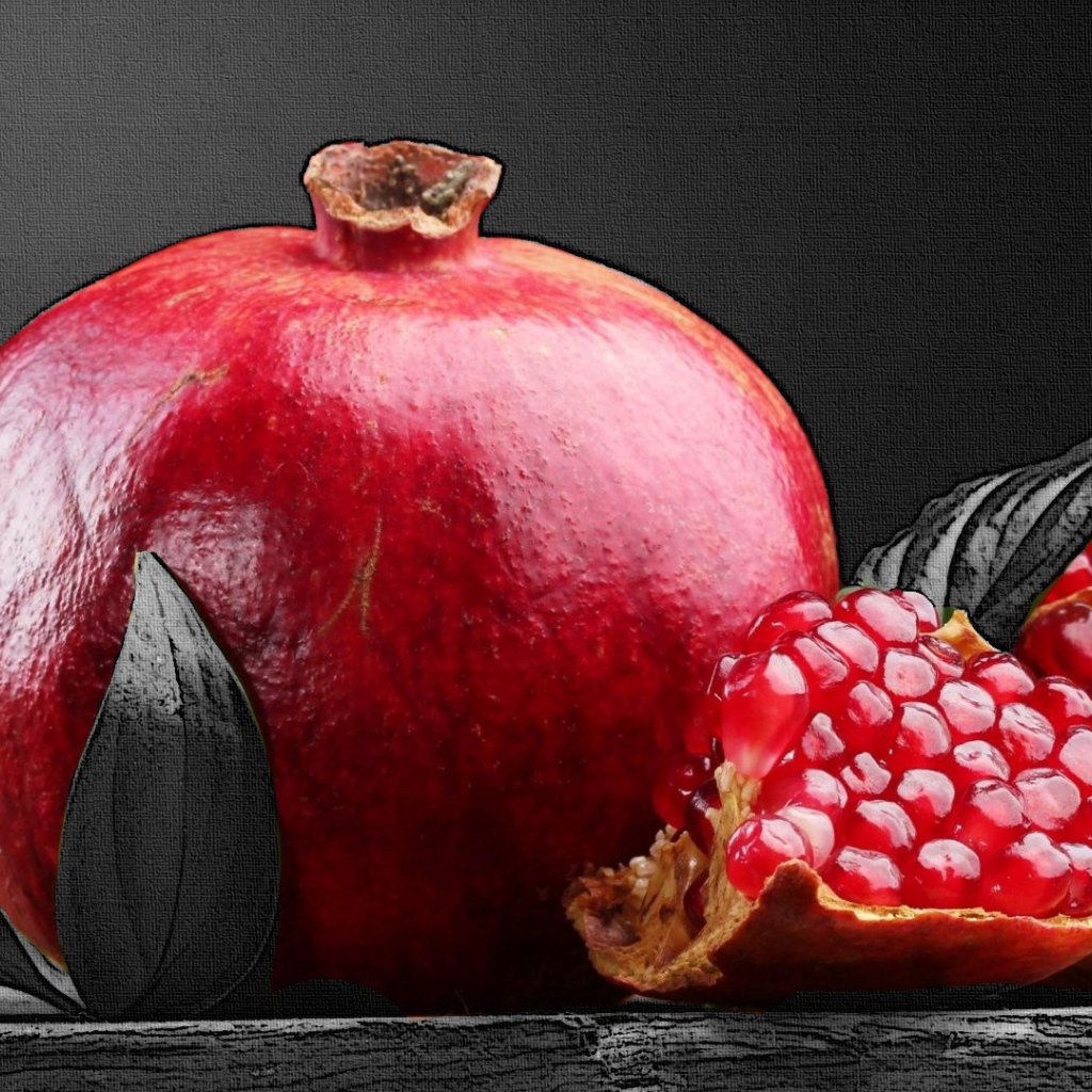 Сочный гранат на черном фоне