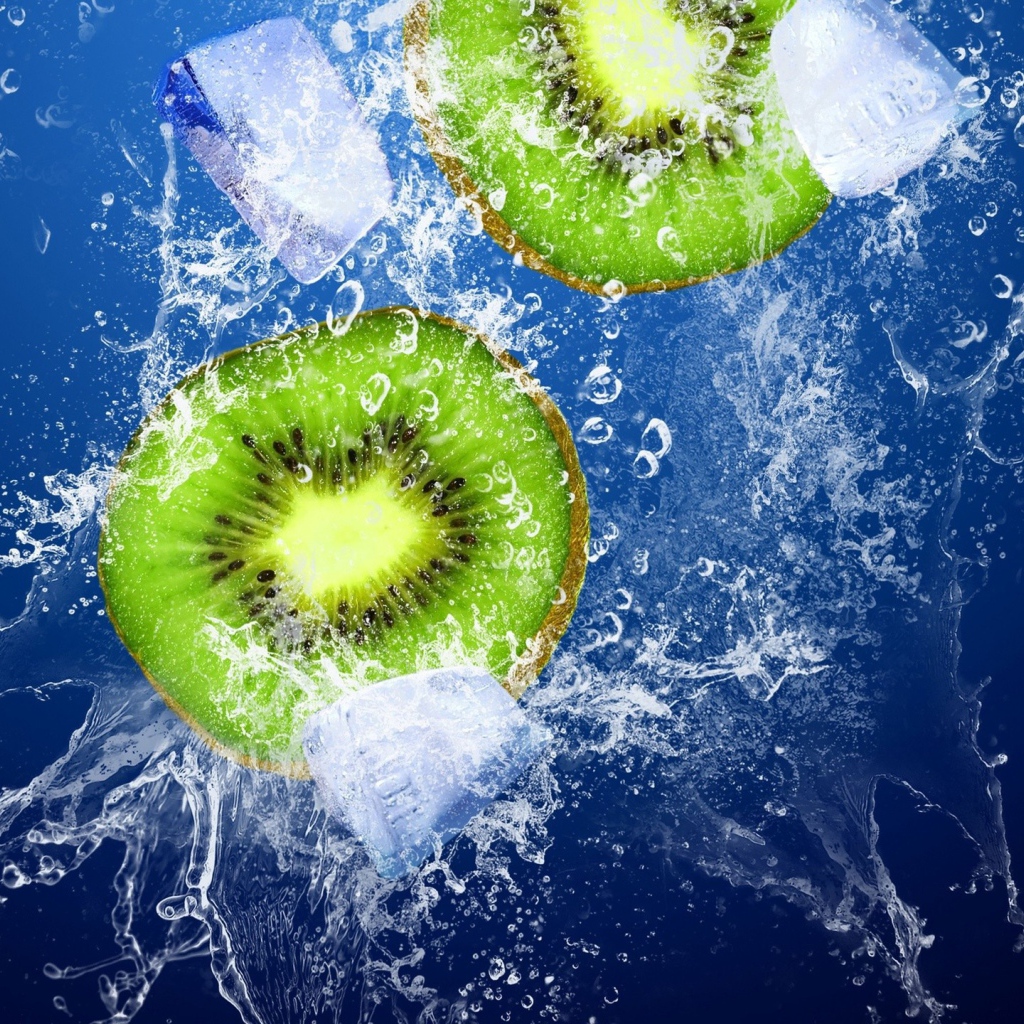 Ломтики киви и льда в воде