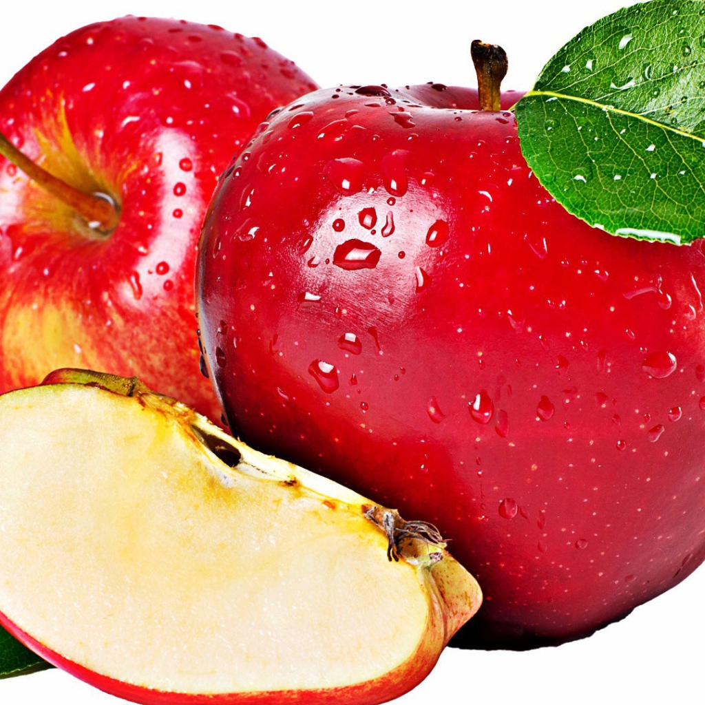 Красные яблоки с листьями