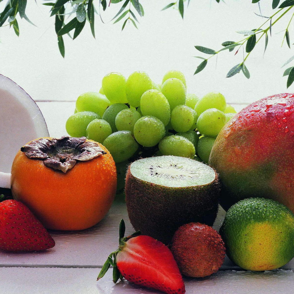 Богатый стол с экзотическими фруктами