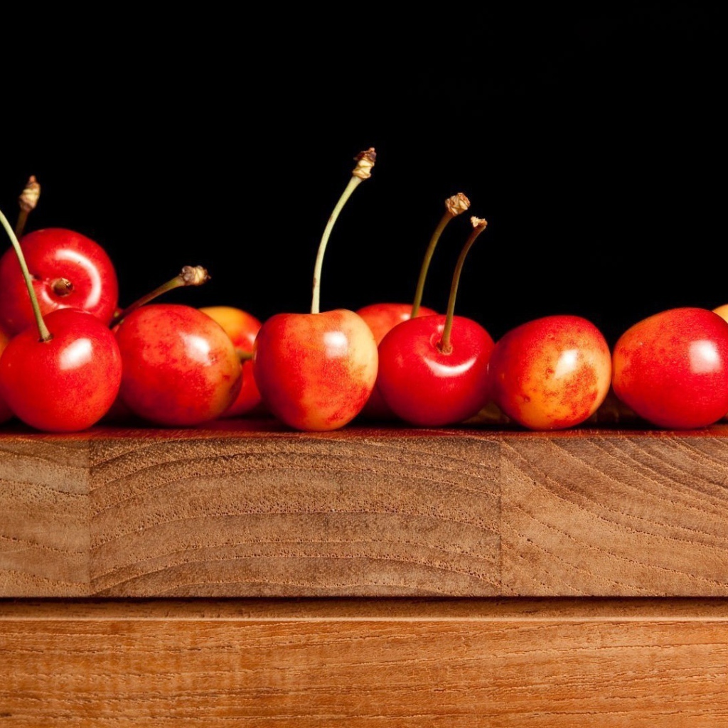 Спелые черешни на доске