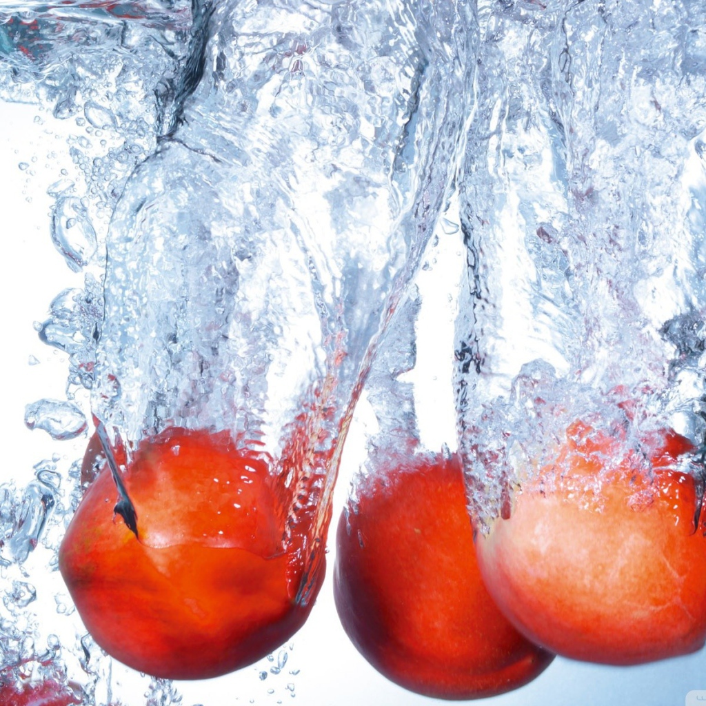 Спелые персики в воде