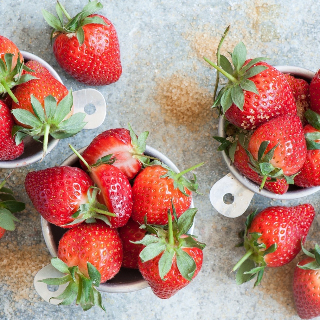 Клубника в чашках на столе