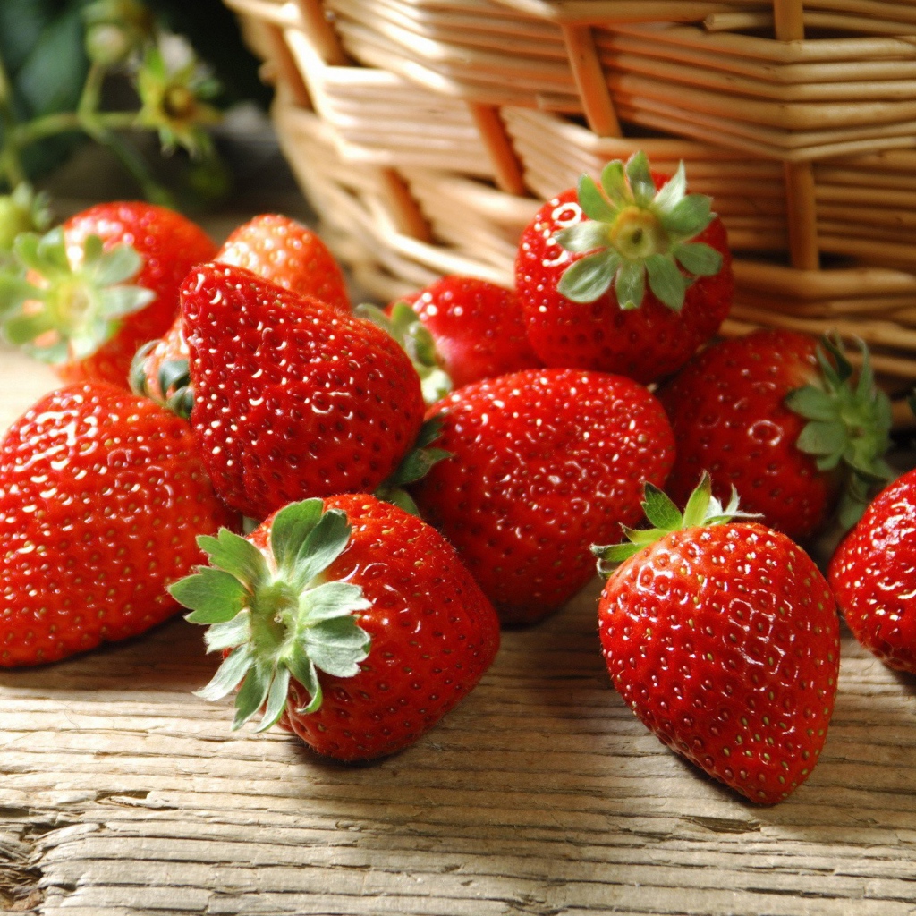 Клубника у соломенной корзины