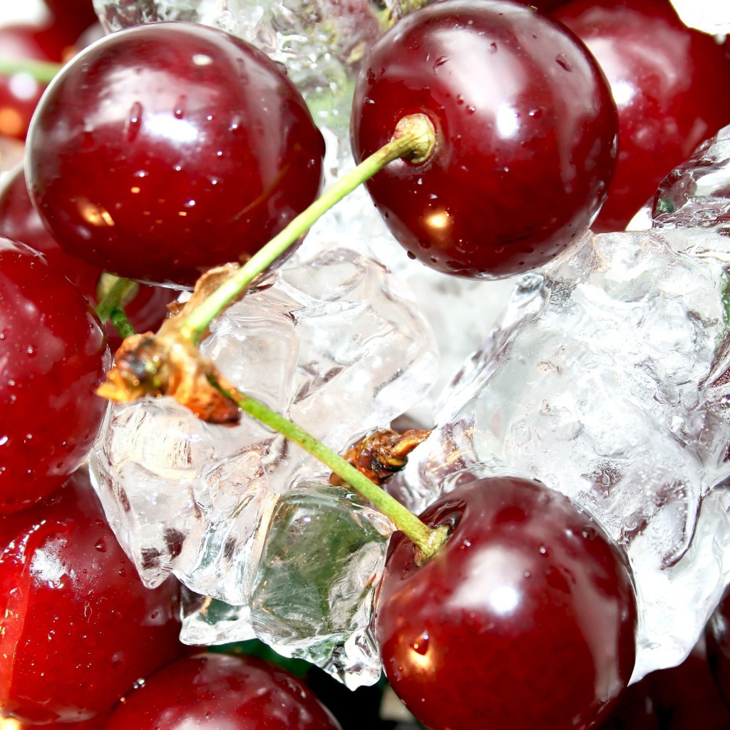 Вишни на кубиках льда