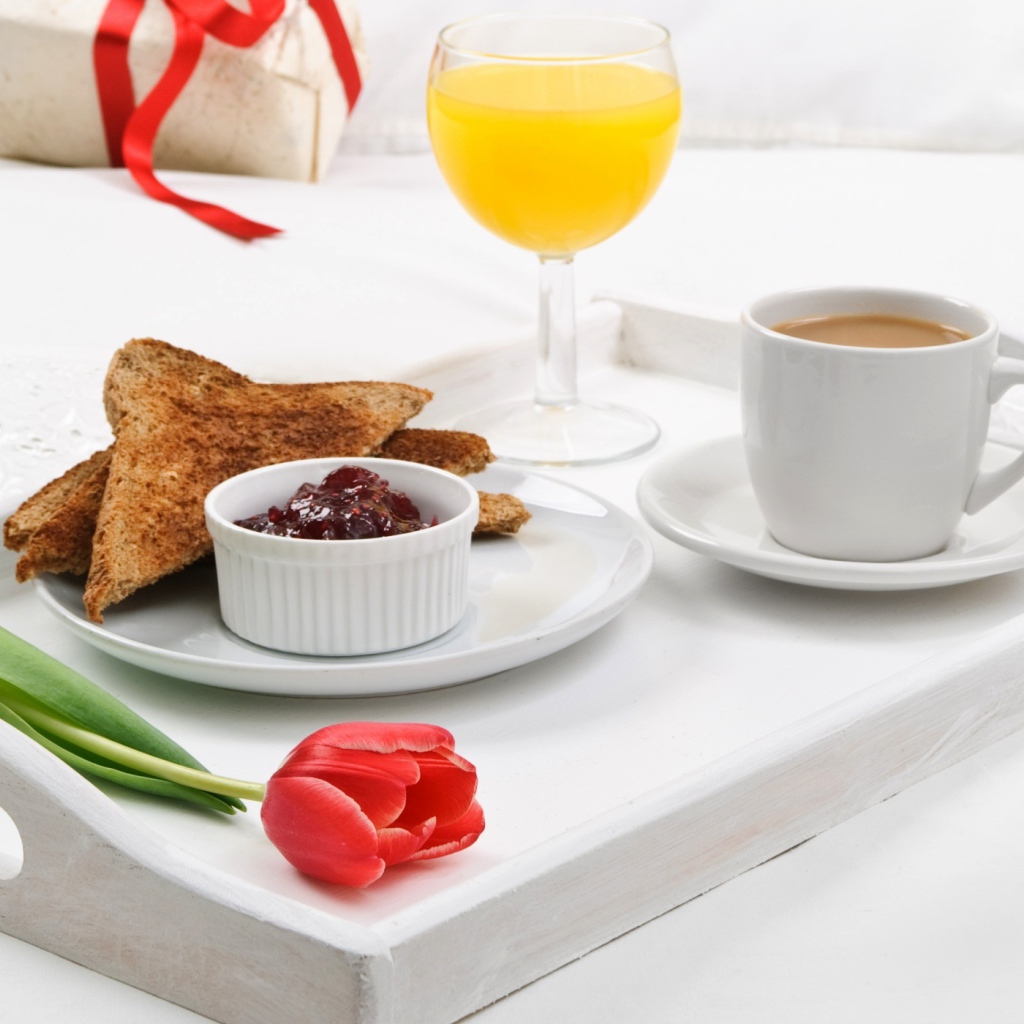 Завтрак на белом подносе