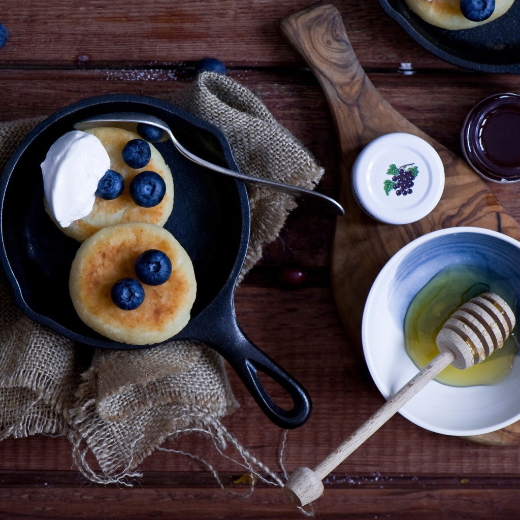 Оладьи с черникой и медом