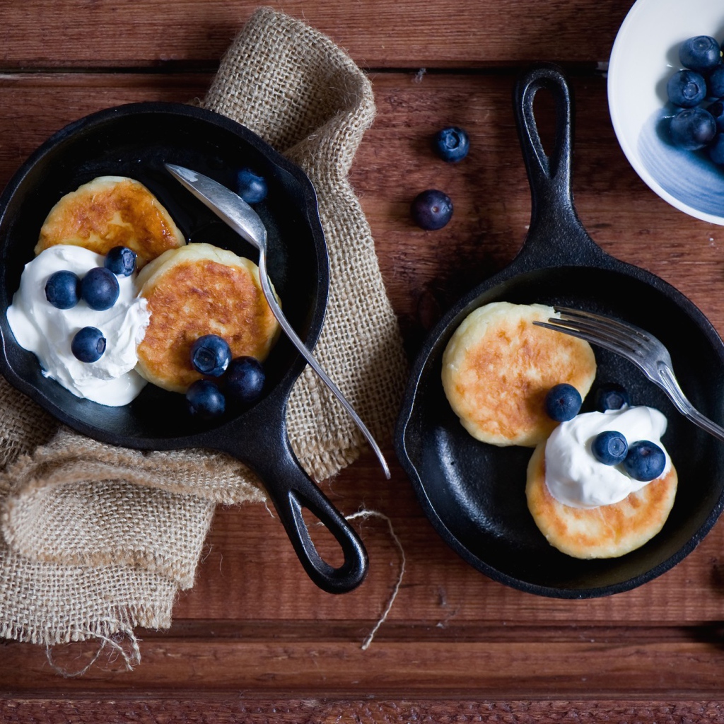 Оладьи с кремом и черникой