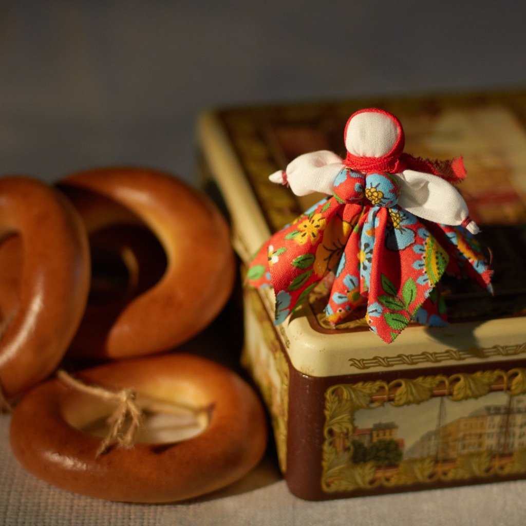 Несколько бубликов и коробка с чаем