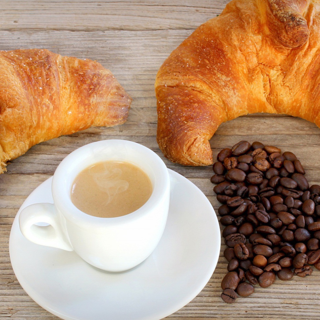 Два французских круассана и чашка кофе