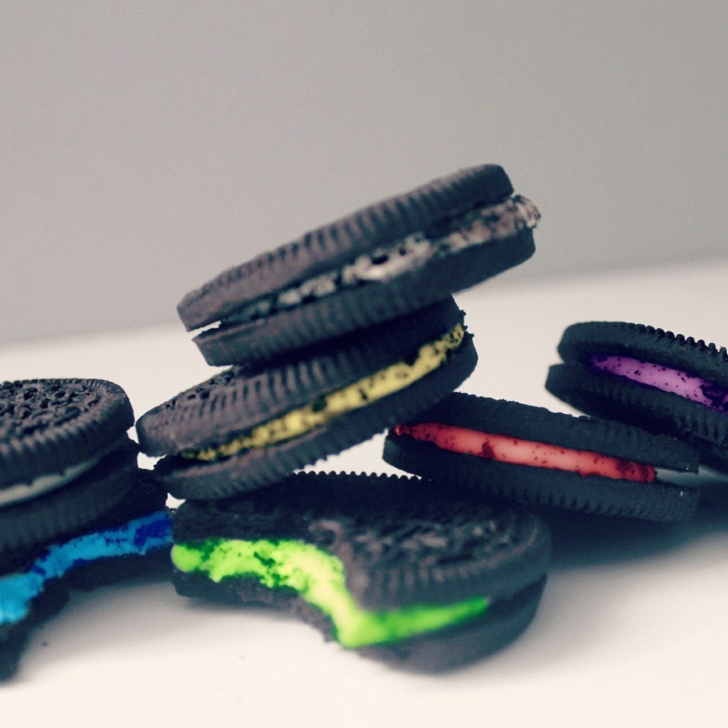 Печенье черного цвета с яркой начинкой