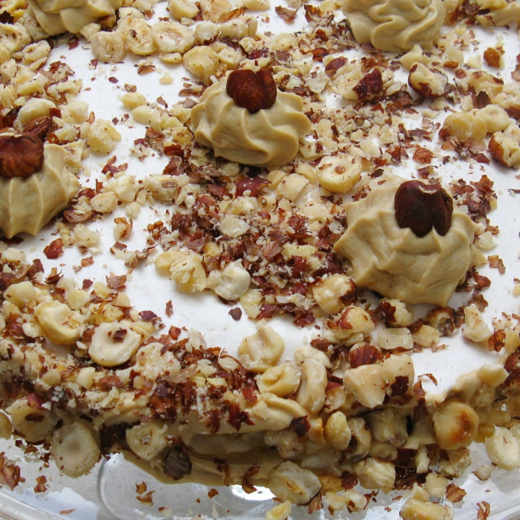 Торт, посыпанный орехами