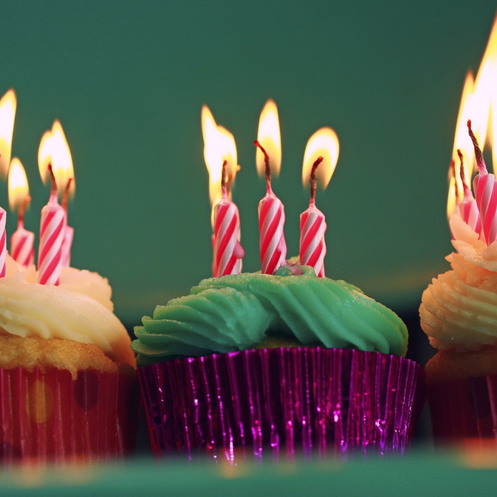 Свечи в праздничных кексах