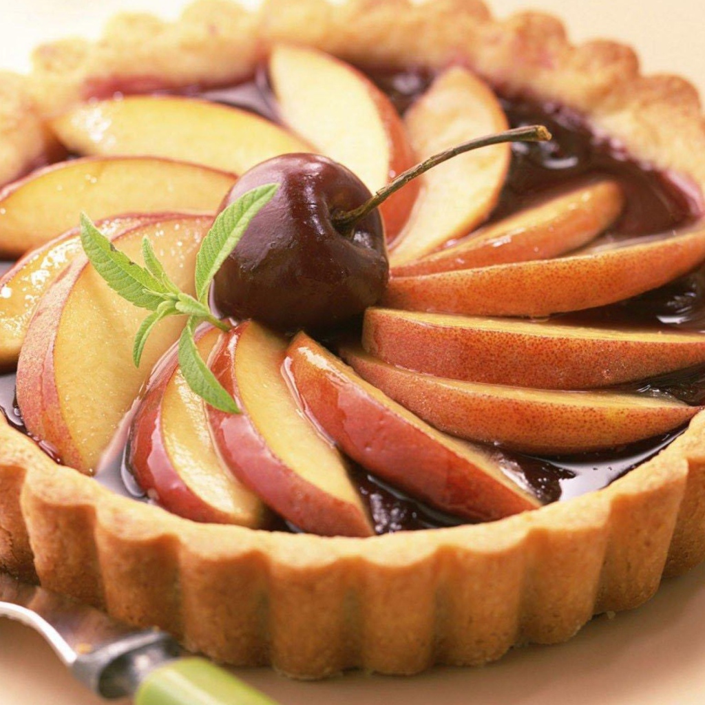 Вишня на яблочном десерте