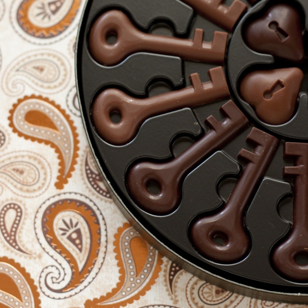 Конфеты из шоколада в форме ключей и сердец