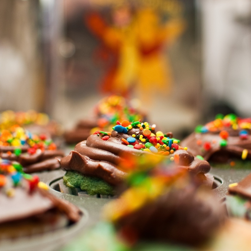 Цветная посыпка на шоколадных кексах