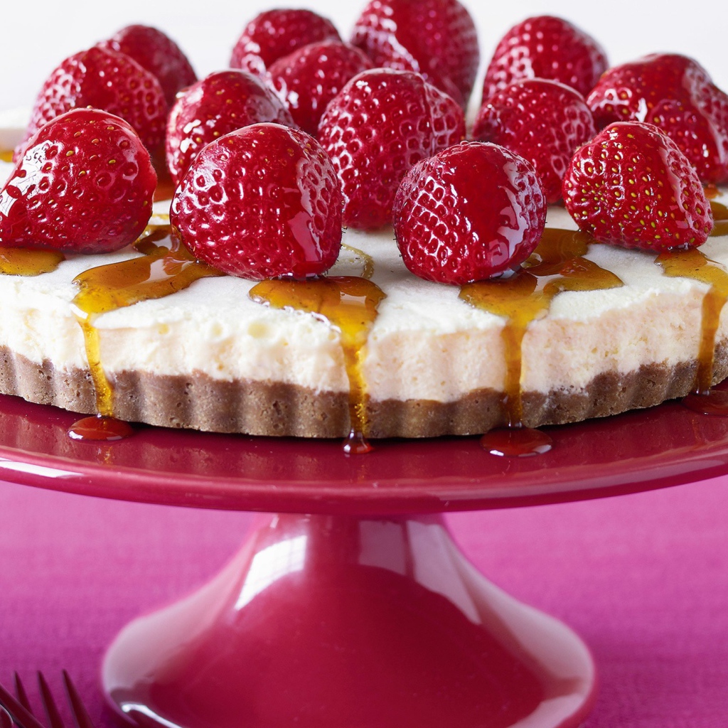 Десерт с клубникой и сиропом