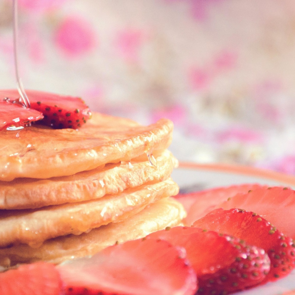 Блинчики с кусочками клубники