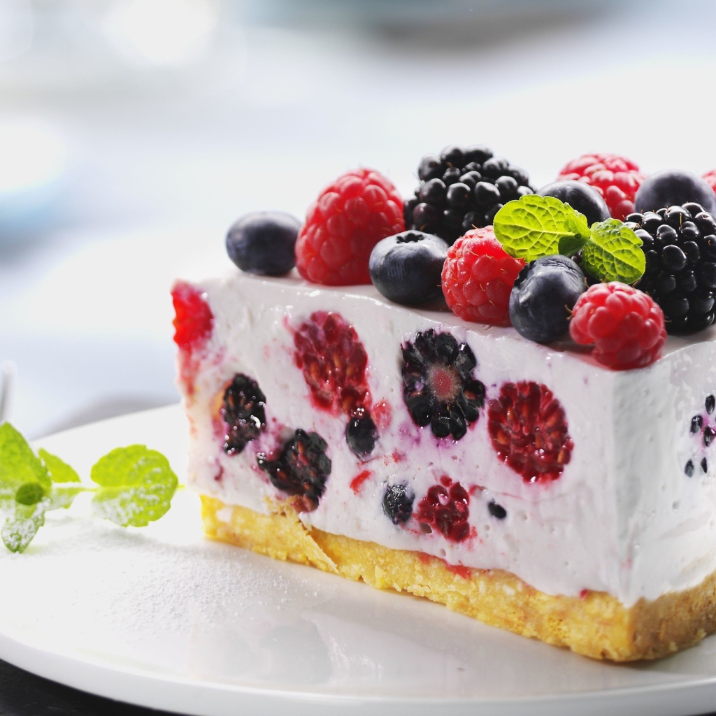 Пирог из творожного желе с ягодами